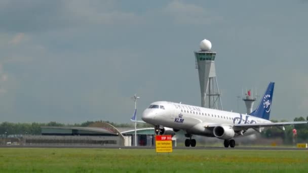 KLM Embraer 190 vertrek — Stockvideo