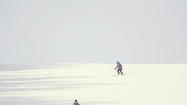 Turistler dağlar Kayak Merkezi sakin ol.