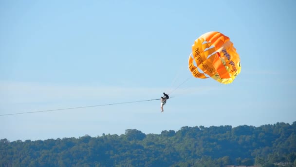 Parasailing esporte extremo — Vídeo de Stock