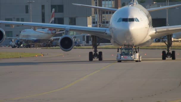 Airbus 340 wird abgeschleppt — Stockvideo