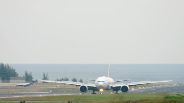 Kołowanie samolotu po wylądowaniu — Wideo stockowe