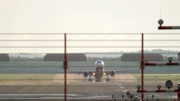 Час пик в аэропорту Дюссельдорфа — стоковое видео