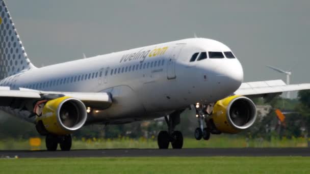 Vueling Airbus a320 landing — Stok video