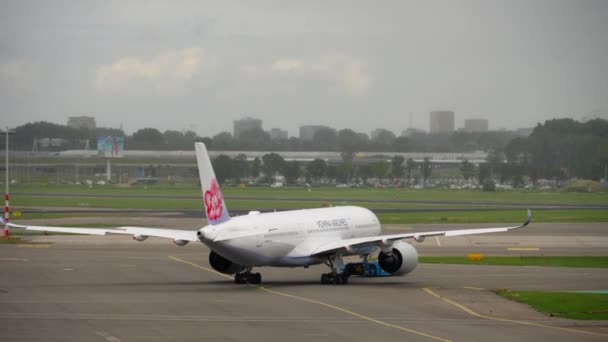 China Airlines Airbus A350 reboque — Vídeo de Stock