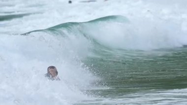 Dalgalarda sörfçü