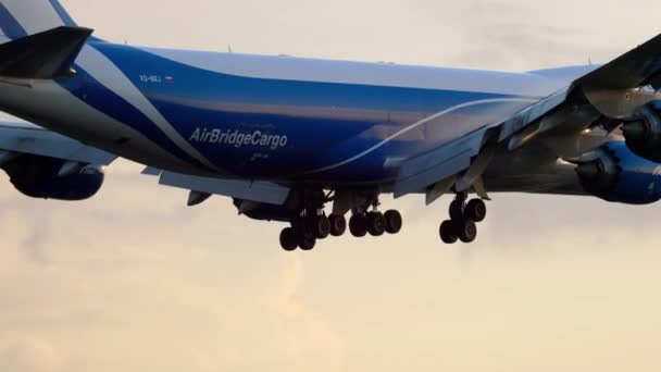 Most powietrzny Cargo Boeing 747 zbliża się — Wideo stockowe