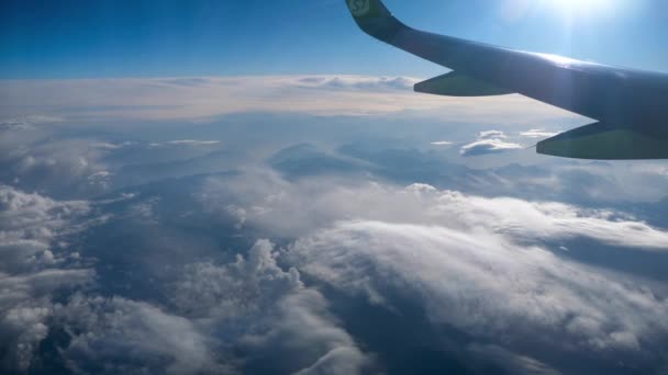 Hermosa vista a través de la ventana del avión, avión volando por encima de la ciudad en las montañas — Vídeo de stock