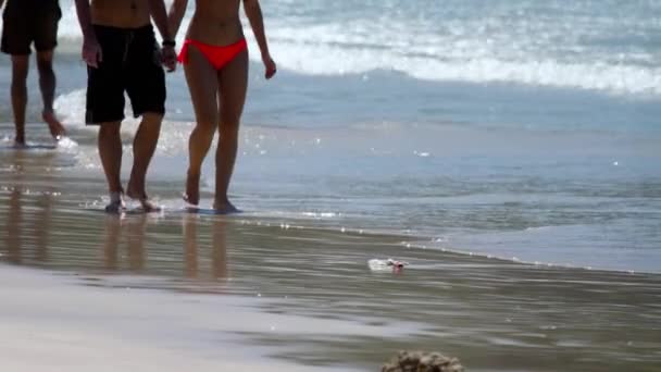 Casal Praia andando — Vídeo de Stock