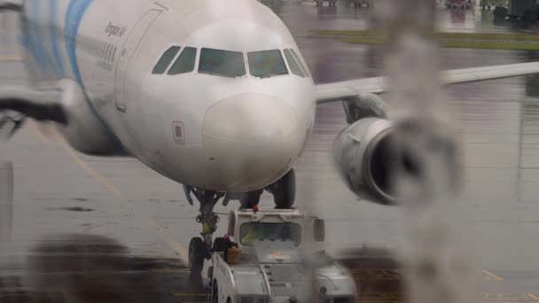 Airbus 320 em serviço no aeroporto de Suvarnabhumi — Vídeo de Stock