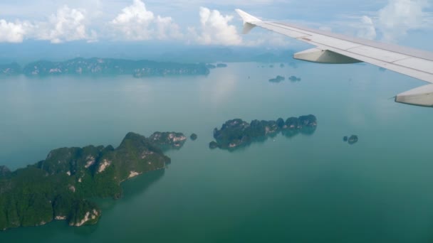 Luftaufnahme Landschaft aus dem absteigenden Flugzeug — Stockvideo