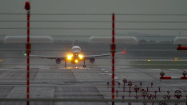 Salida del avión con tiempo lluvioso — Vídeos de Stock