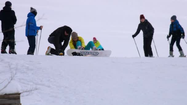Snowboarding no resort de inverno — Vídeo de Stock