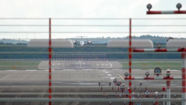 Avión aterrizando en Düsseldorf — Vídeos de Stock