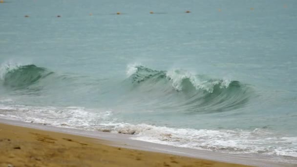 Poderosa ola rompe a lo largo de la orilla — Vídeo de stock