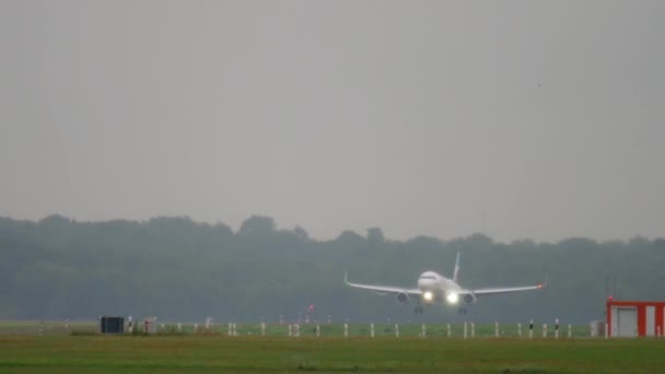 Flygplanslandning vid regnigt väder — Stockvideo