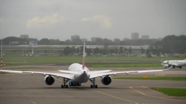 Китай авіаліній Airbus A350 буксирування — стокове відео