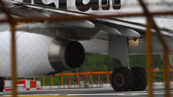 老虎空中巴士 A320 起飞前 — 图库视频影像