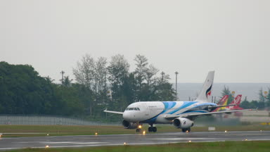 Uçak indikten sonra kalkıyor.