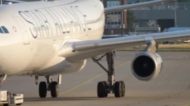 Airbus 340 servise çekme