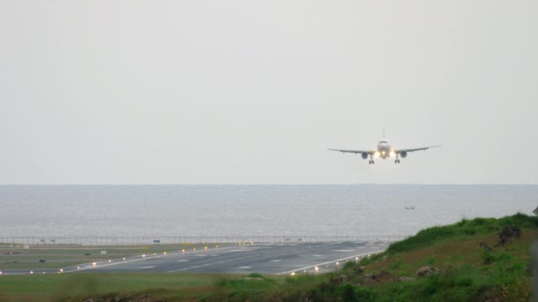 Avión acercándose antes de aterrizar — Vídeos de Stock