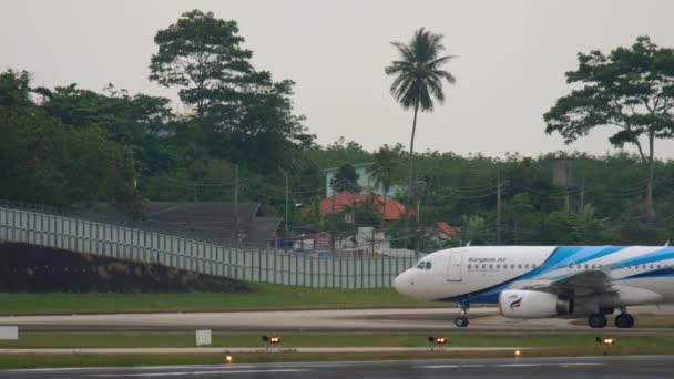 Avião taxiando após a aterragem — Vídeo de Stock