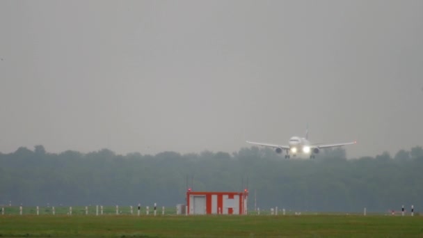 Avião pousando em tempo chuvoso — Vídeo de Stock