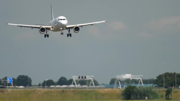 Vueling Airbus a320 landing — Stok video