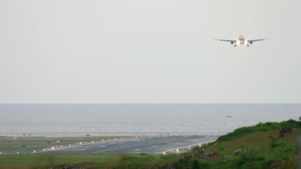 Avión acercándose antes de aterrizar — Vídeo de stock