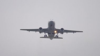 Yağmurlu havada uçak kalkıyor.