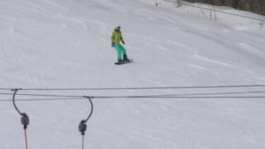 Kış beldesinde snowboard