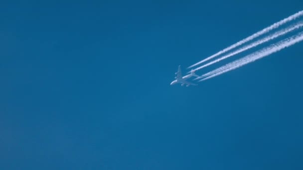 Avión volando alto — Vídeo de stock