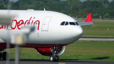 Uçak kalkıştan önce kalkıyor.