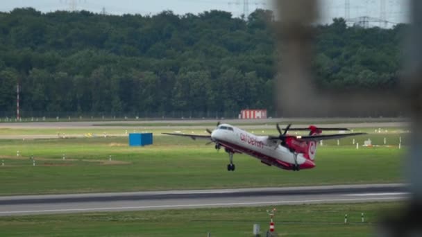 Bombardier Dash 8 take-off — Stock Video