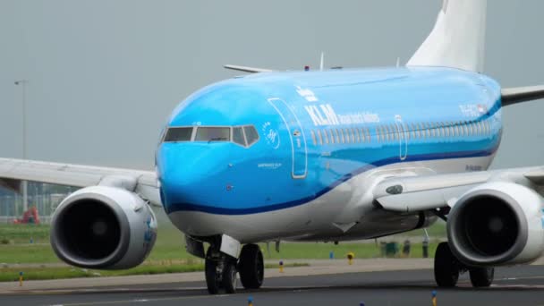 KLM Boeing 737 перед вылетом — стоковое видео