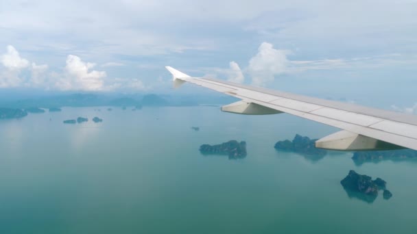 Paisaje de vista aérea desde el avión descendente — Vídeo de stock