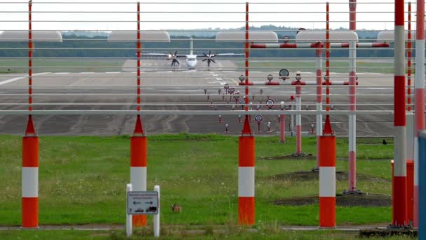 Repülőgép leszállása Düsseldorfban — Stock videók