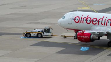 Airberlin Airbus A320 çekme