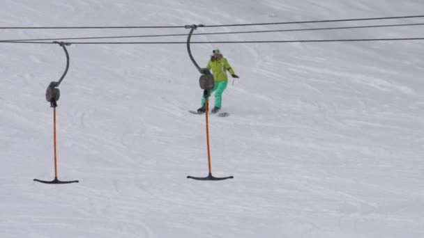 Snowboard en el resort de invierno — Vídeos de Stock