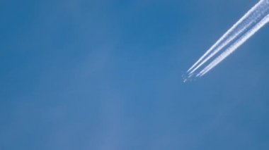 Yüksekten uçan uçak