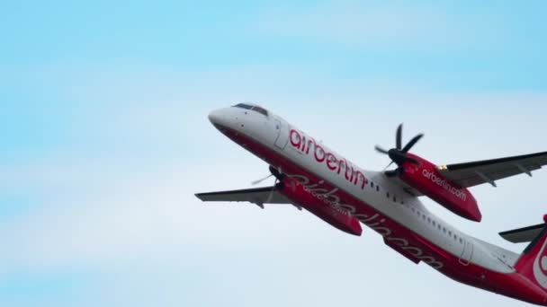 Bombardier Dash 8 take-off — Stockvideo