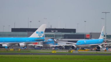 Uçak indikten sonra kalkıyor.