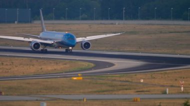 Boeing 787 iniş sonra Taksilemek