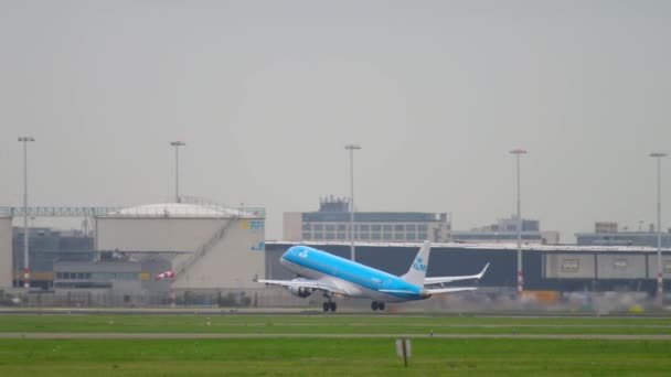 KLM Cityhopper Embraer opstijgen — Stockvideo
