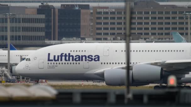 Lufthansa Airbus 380 taxiën — Stockvideo