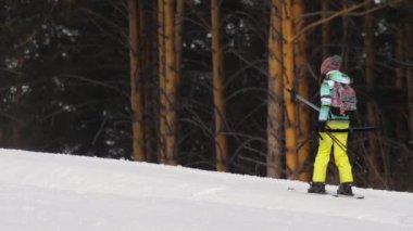 Bir asansör amatör kayakçı kız