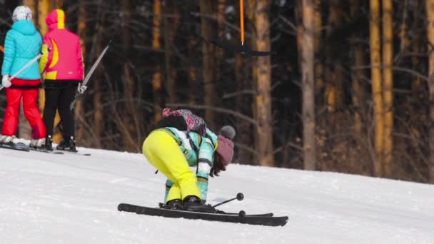滑雪爱好者女孩下坡 — 图库视频影像