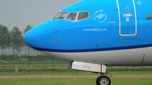 Klm boeing 737 rollend vor Abflug — Stockvideo