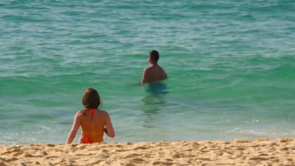 Azúrkék hullámok hempergett a homokos Karon Beach — Stock videók