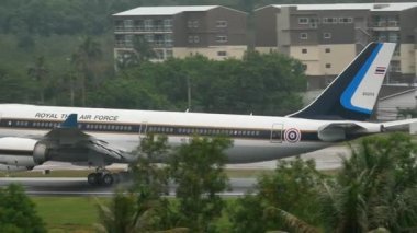 Uçak yaklaşıyor ve iniyor.