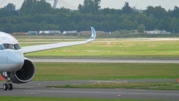 Airbus A350 pojíždění v Düsseldorfu — Stock video
